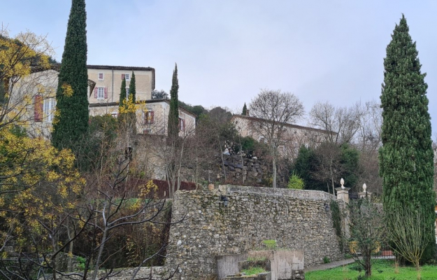 Languedoc-Roussillon Village de gîtes à vendre
